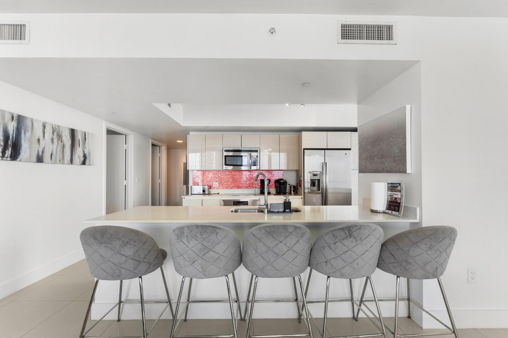 Beachwalk - Vip Tower - Oceanview Unit 3 Bedroom & 3 Bathroom Apartment